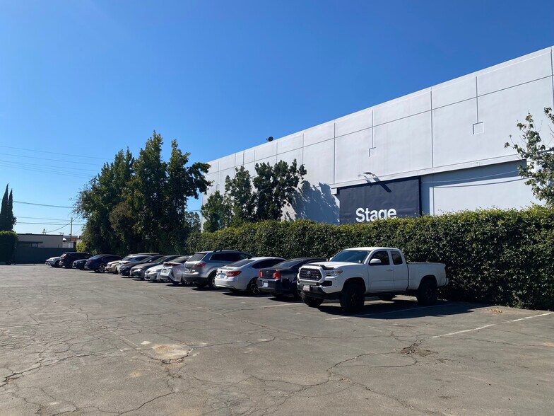 More Photos Of 13915-13917 Saticoy St, Van Nuys Warehouse For Lease