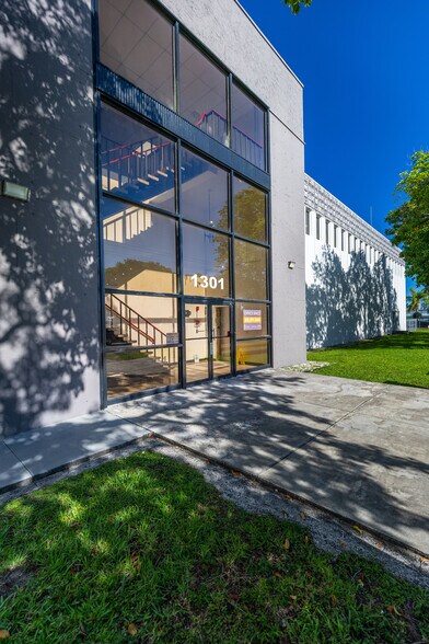More Photos Of 1301 NW 89th Ct, Doral Warehouse For Lease
