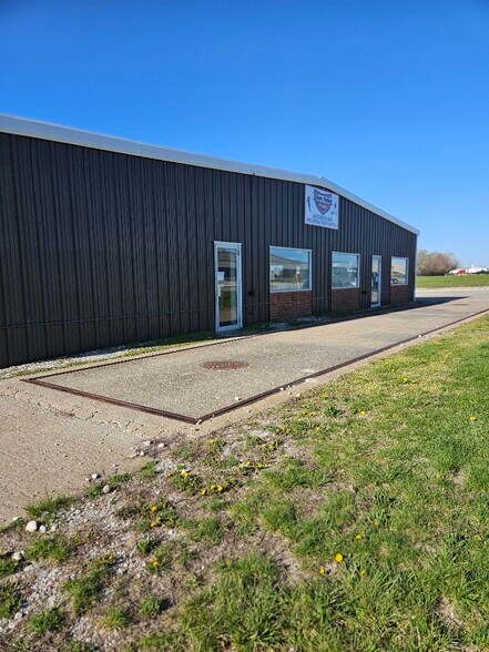 More Photos Of 1300 W Saunders St, Mount Pleasant Showroom For Lease