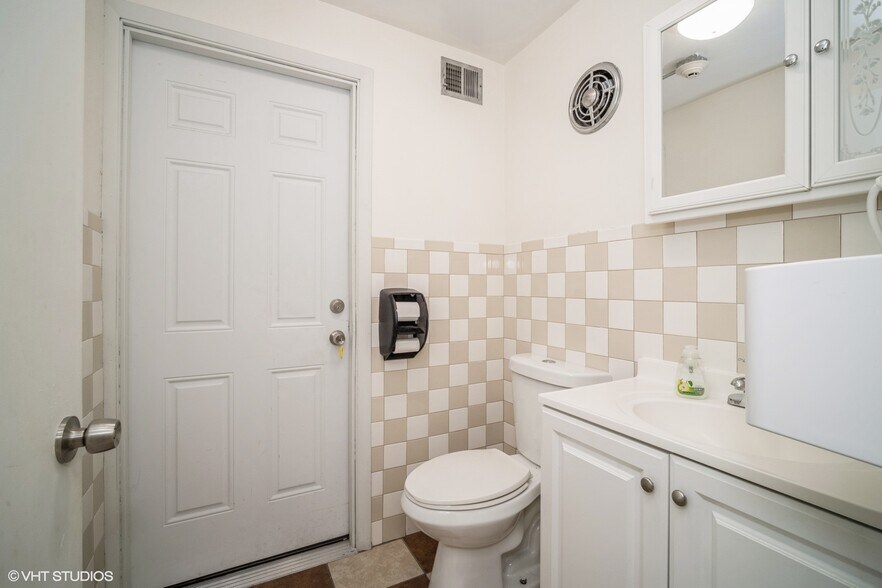 More Photos Of 8755 Trumbull Ave, Skokie Office For Lease