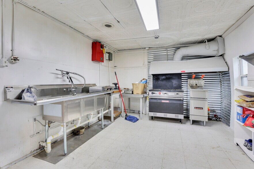 More Photos Of 11472 Broad St SW, Pataskala Bar For Lease