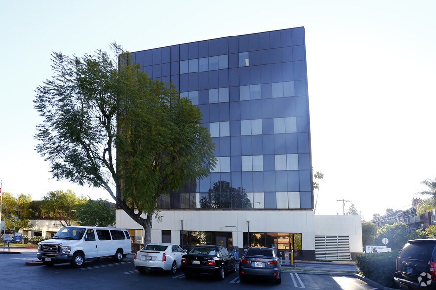 More Photos Of 18370 Burbank Blvd, Tarzana Medical For Lease