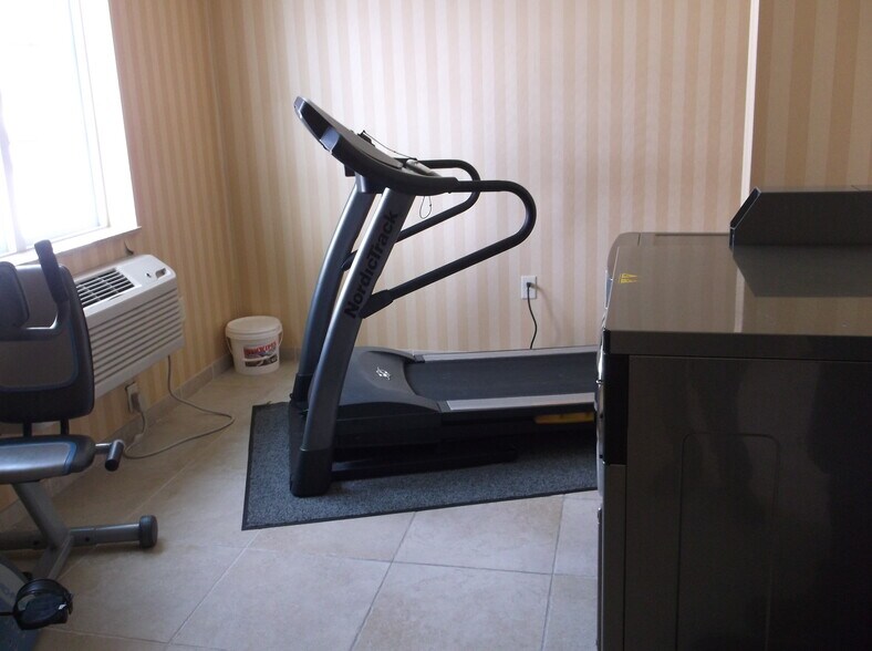 More Photos Of 1515 Planeview Dr, Oshkosh Hotel For Sale