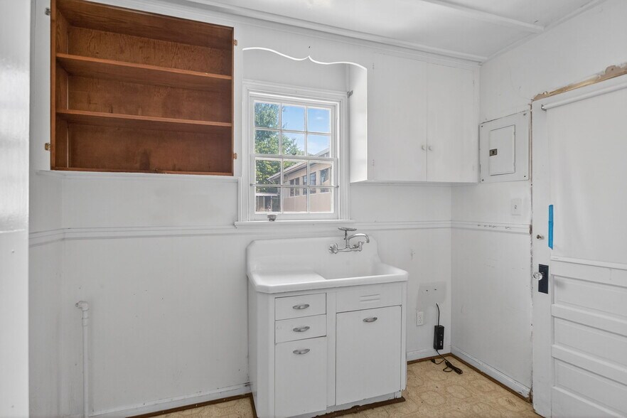 More Photos Of 5812 Jefferson Ave, Newport News Storefront For Sale