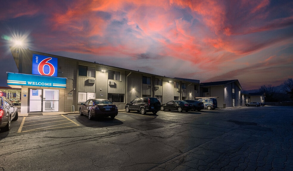 Primary Photo Of 1600 N Main St, Normal Hotel For Sale