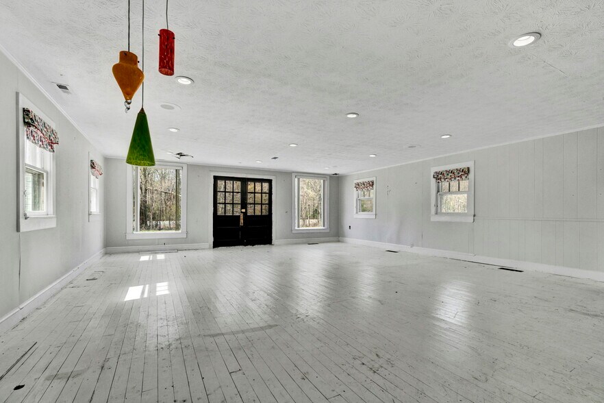 More Photos Of 12117 Highway 221, Woodruff Office For Sale