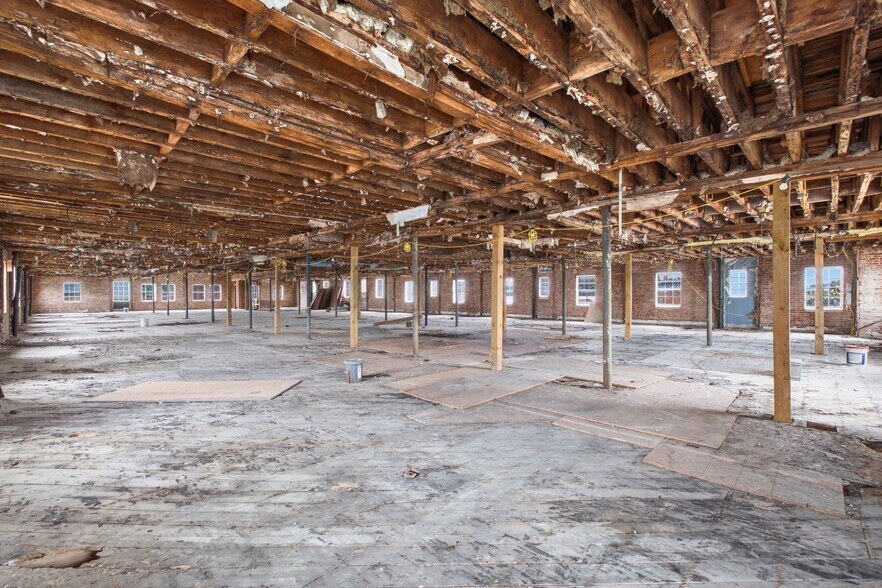 More Photos Of 1 Public Square Red Boiling Springs Sq, Lafayette Showroom For Sale