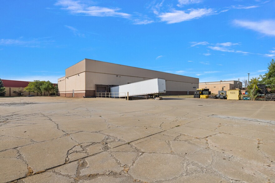 More Photos Of 33842 James J. Pompo Dr, Fraser Manufacturing For Sale