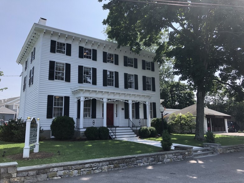 More Photos Of 12 Lower Center St, Clinton Office For Lease