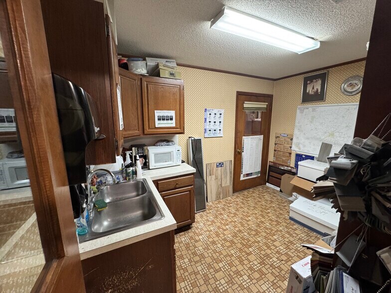 More Photos Of 1900 Crockett Rd, Palestine Storefront For Sale