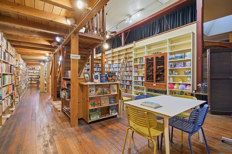 More Photos Of 657 E Main St, Cottage Grove Restaurant For Sale