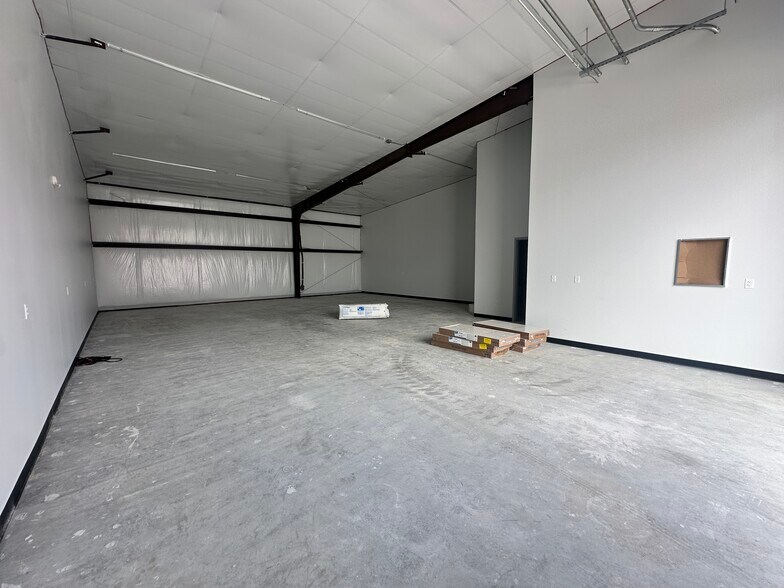 More Photos Of 13807 Bulverde Rd, San Antonio Flex For Sale