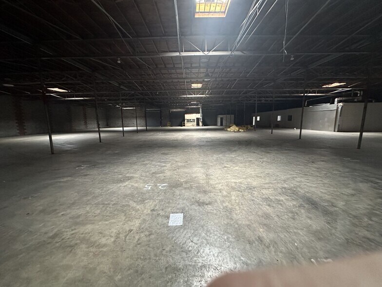 More Photos Of 925 Wholesale Row, Jackson Light Manufacturing For Sale