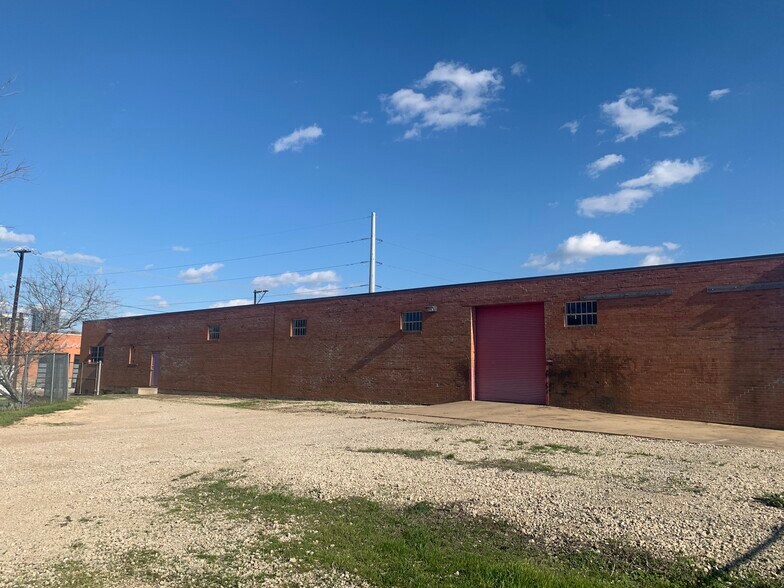 More Photos Of 1725 E Levee St, Dallas Distribution For Lease