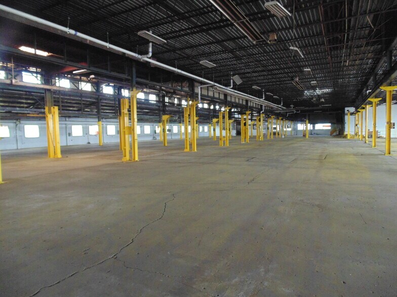 More Photos Of 200 Main St, Coraopolis Manufacturing For Lease