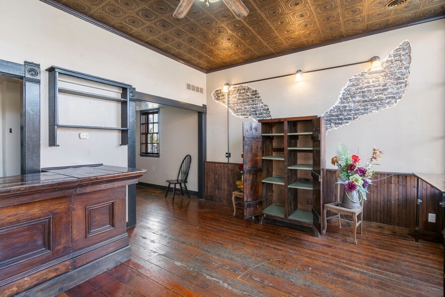 More Photos Of 901 Franklin Ave, Lexington General Retail For Sale