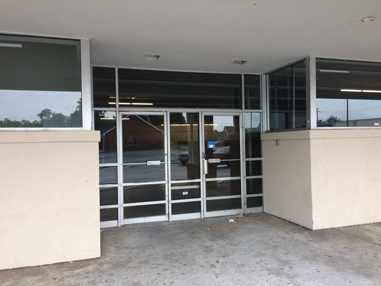 Primary Photo Of 7327-7333 Peppers Ferry Blvd, Radford Storefront For Lease