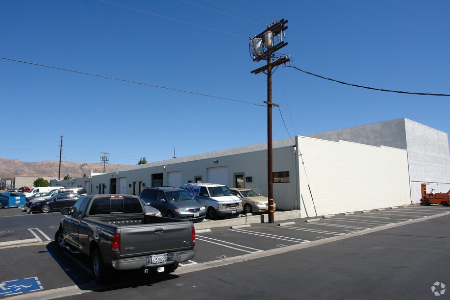 More Photos Of 21610 Lassen St, Chatsworth Warehouse For Lease