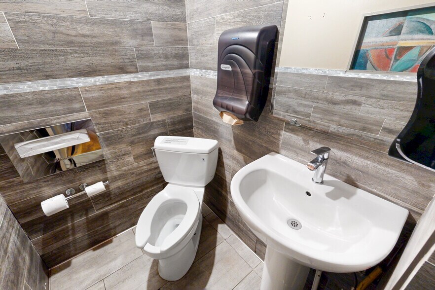 More Photos Of 5862-5872 Doyle St, Emeryville Restaurant For Sale
