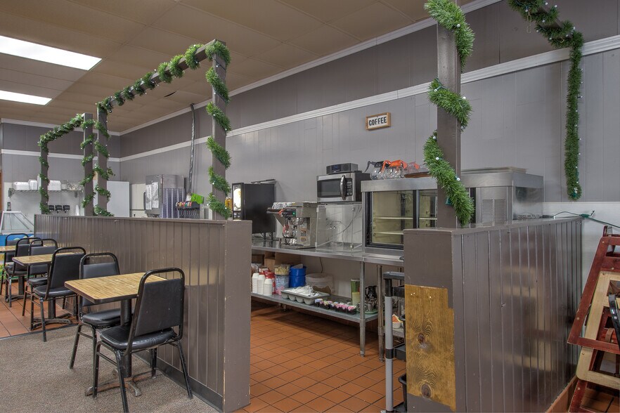 More Photos Of 118 Main St S, Cambridge Storefront For Sale