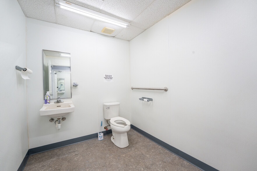 More Photos Of 155 S Grant St, Alto Freestanding For Sale