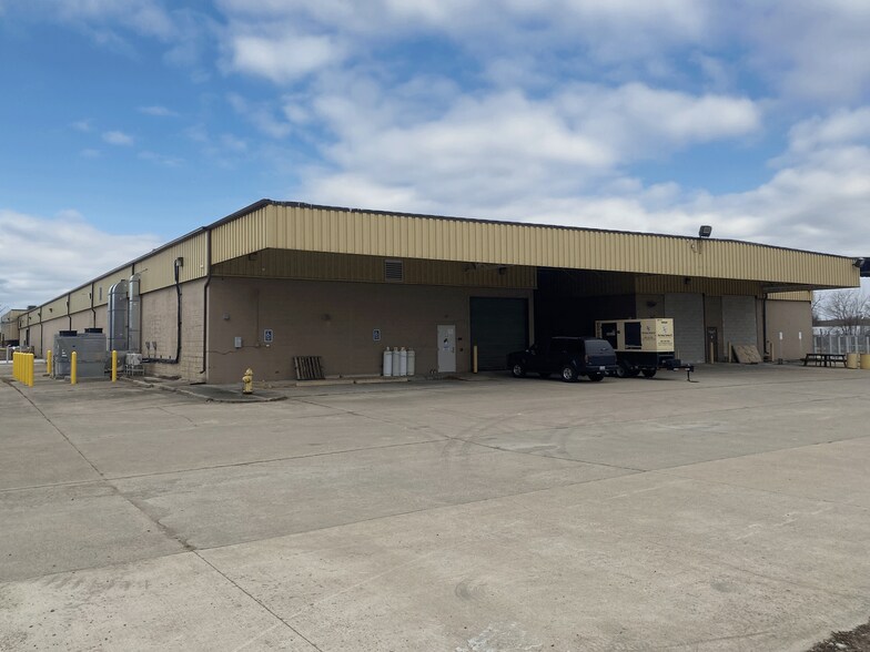 More Photos Of 25325-25371 Henry B Joy Blvd, Harrison Township Warehouse For Lease