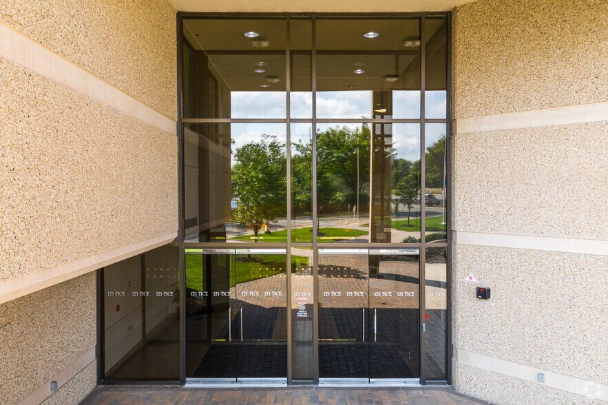 More Photos Of 123 Tice Blvd, Woodcliff Lake Office For Lease