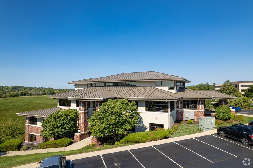 More Photos Of 1166 Quail Ct, Pewaukee Office For Lease