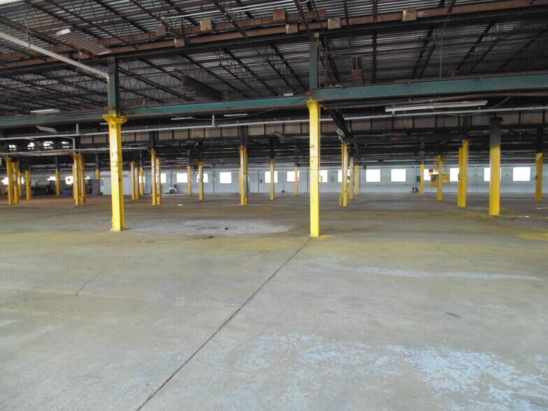 More Photos Of 200 Main St, Coraopolis Manufacturing For Lease
