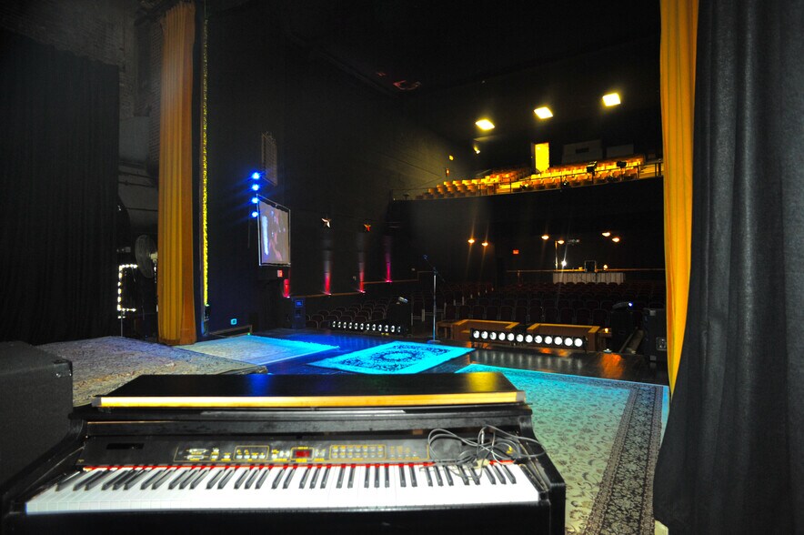 More Photos Of 424 W Main St, Denison Storefront Retail Office For Sale