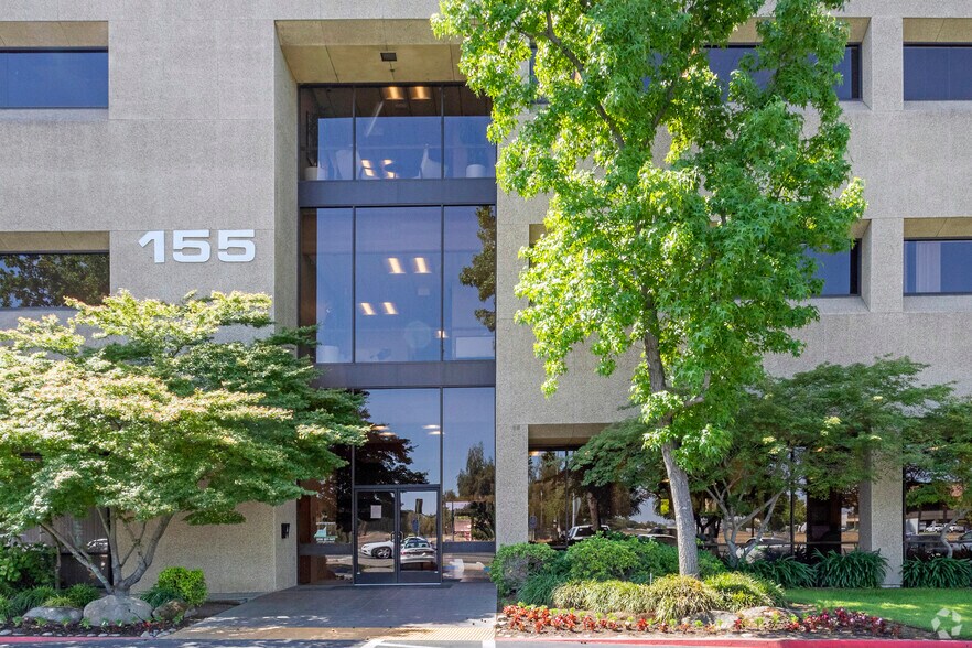 More Photos Of 155 E Shaw Ave, Fresno Office For Lease