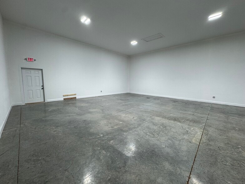 More Photos Of 2575 Louisville Rd, Bowling Green Light Distribution For Lease