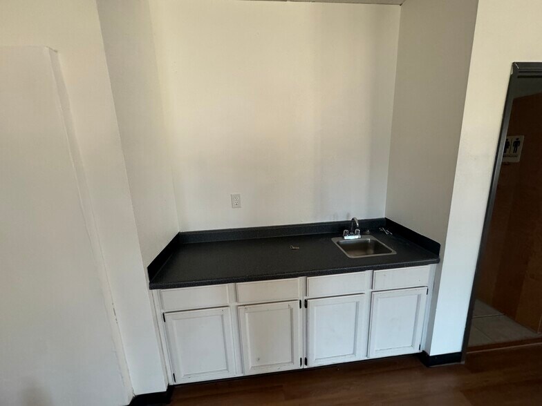 More Photos Of 10875 Plano Rd, Dallas Flex For Lease