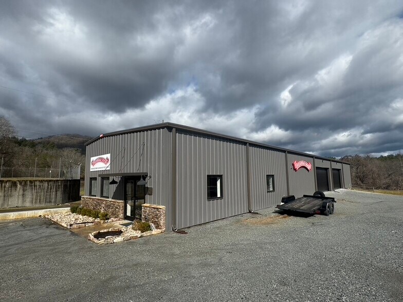 Primary Photo Of 7923 HWY 441, Dillard Storefront Retail Office For Sale