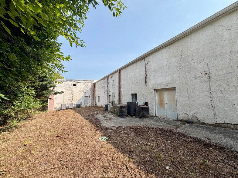 More Photos Of 4030 Gill Ave, Hampstead Research And Development For Sale