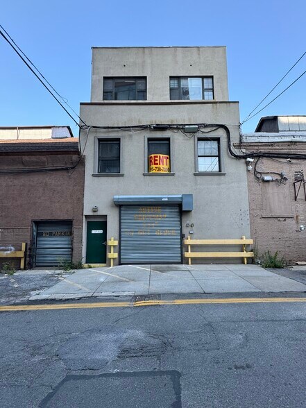 More Photos Of 3 Whale Sq, Brooklyn Warehouse For Lease