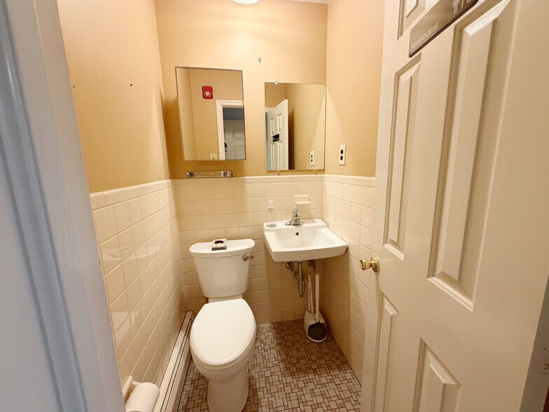 More Photos Of 216 Cedar Ave, Willow Grove Office Residential For Lease
