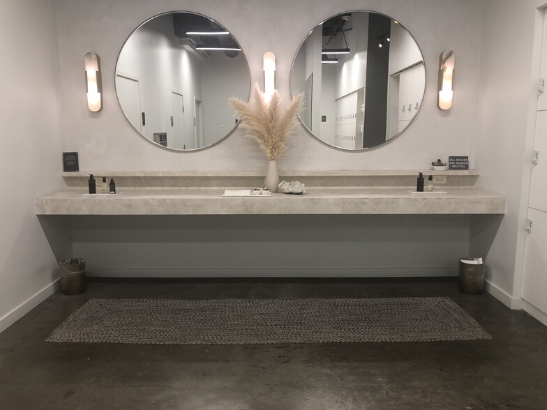 More Photos Of 2415-2449 Main St, Santa Monica Restaurant For Lease