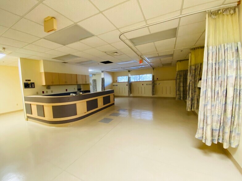 More Photos Of 404 Hall of Fame Dr, Lake City Medical For Lease