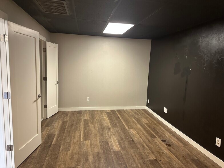 More Photos Of 11914 N Pennsylvania Ave, Oklahoma City Office For Sale