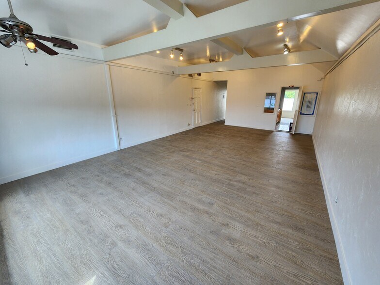 More Photos Of 7615 1/2-7617 1/2 Melrose Ave, Los Angeles Storefront For Lease