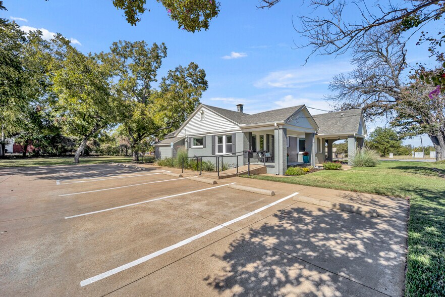 More Photos Of 1500 W Abram St, Arlington Medical For Lease