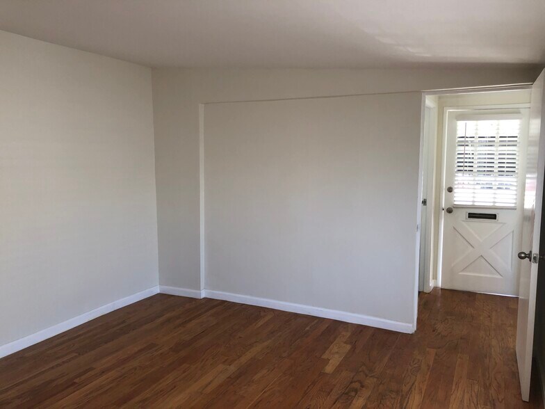 More Photos Of 11659 Riverside Dr, North Hollywood Storefront For Sale