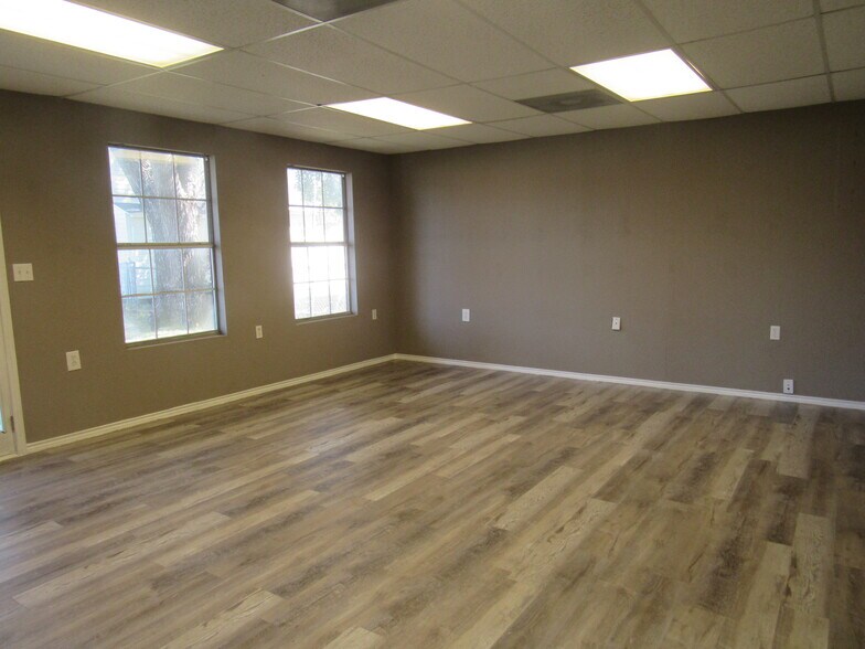 More Photos Of 1802 N Center St, Bonham Office For Sale