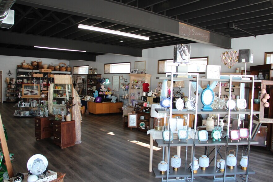 More Photos Of 446 S Main St, Winner General Retail For Sale