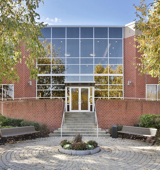 More Photos Of 10 New England Business Ctr, Andover Office For Lease