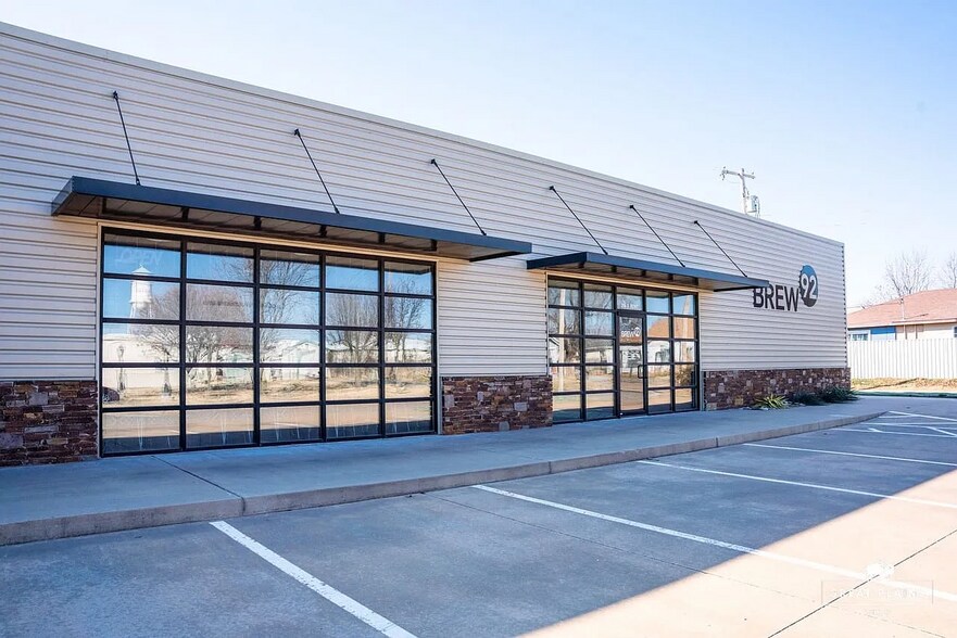 More Photos Of 204 S Broadway Ave, Hinton Storefront Retail Office For Sale