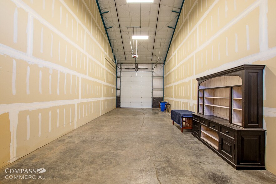 More Photos Of 692 N Aylor Ct, Sisters Warehouse For Lease