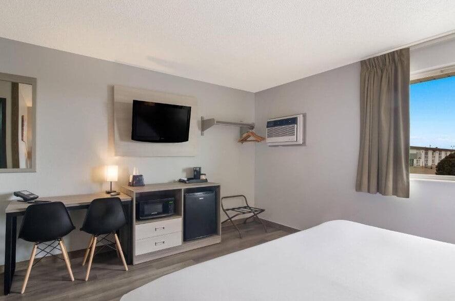 More Photos Of 2202 Delta Dr, Scottsbluff Hotel For Sale