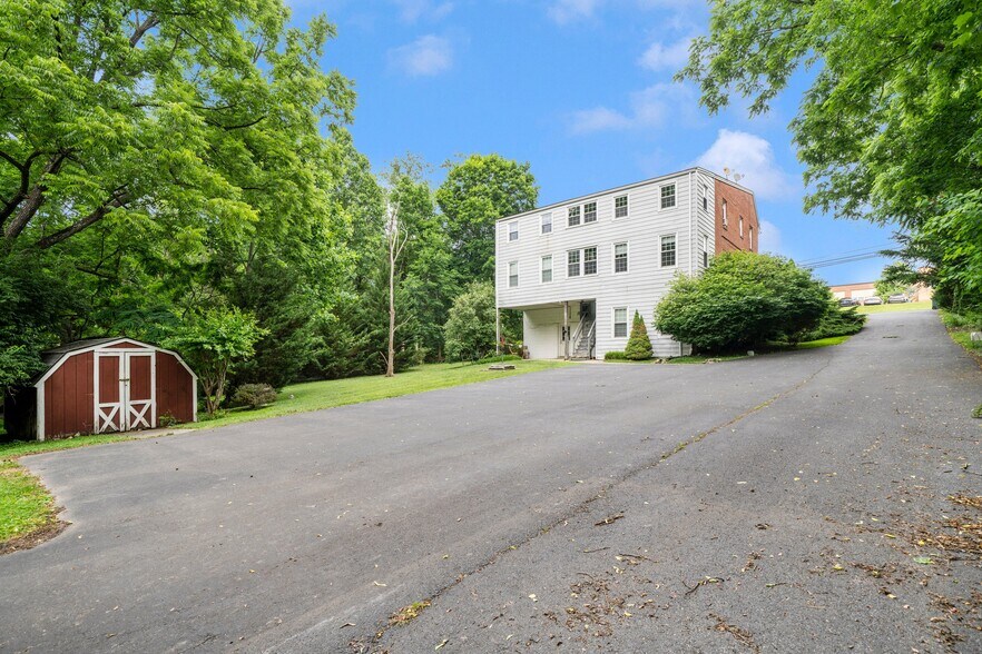 More Photos Of 25930 Ridge Rd, Damascus Apartments For Sale